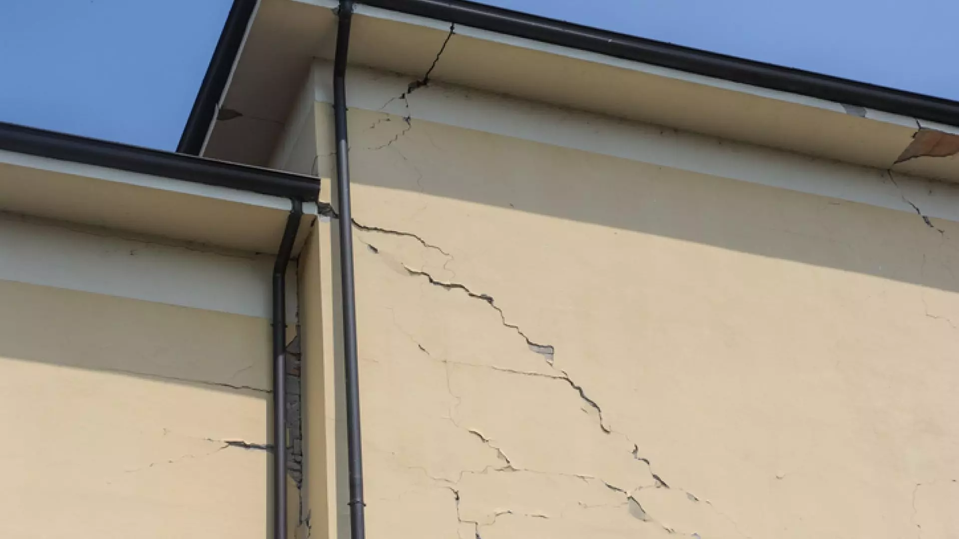 Como acabar com pequenas rachaduras na parede e devolver o visual da sua casa! .jpg